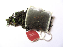 Laden Sie das Bild in den Galerie-Viewer, Solaris BIO Darjeeling genähter Teebeutel, loser Tee sichtbar
