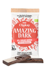 Chokay Amazing Dark Schokoladentafel in Vorderansicht und zwei Schokoladenriegel