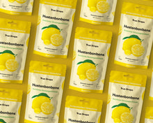 Laden Sie das Bild in den Galerie-Viewer, True Drops - Zitrone | zuckerfreie Hustenbonbons| kompostierbare Verpackung | 70 g