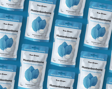 Viele True Drops Hustenbonbons- Packungen in Vorderansicht