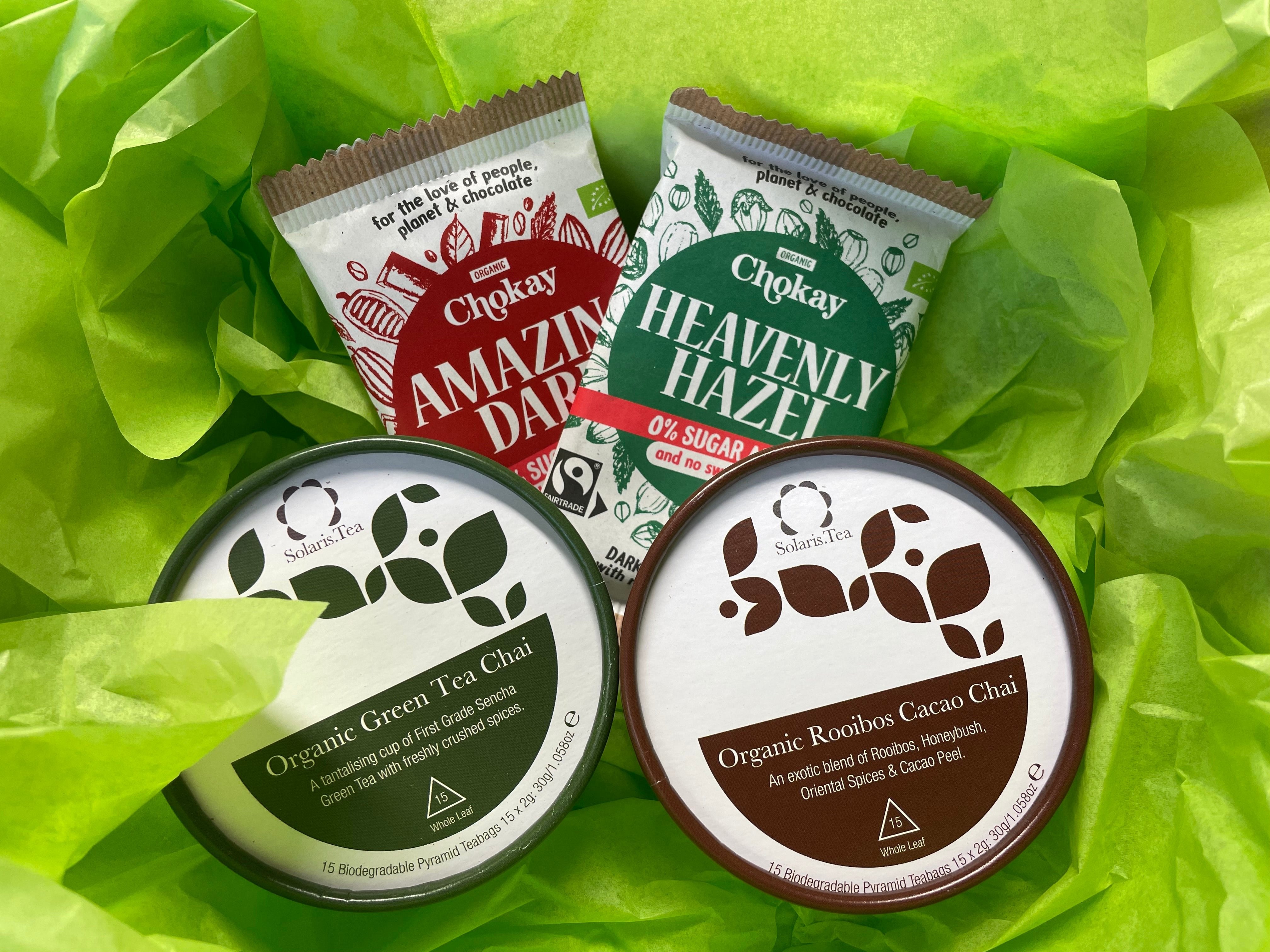 Geschenkset mit Chokay Amazing Dark und Heavenly Hazel Schokoladentafel und einer Grüntee Chai und Roiboos Chai Dose