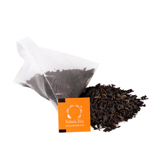 Pyramidenteebeutel mit Earl Grey Tee gefüllt